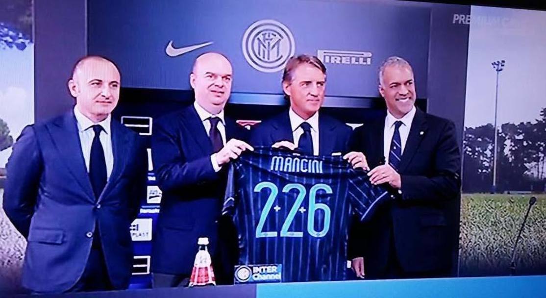 Il 15 novembre 2014 Roberto Mancini torna all’Inter. La presentazione alla stampa e ai tifosi (Ansa) 